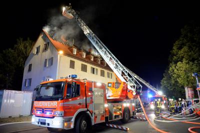 Verbindung zum mutmasslichen Moerder der 21-jaehrigen Lena - Dachstuhlbrand in Mehrfamilienhaus in Stuttgart-Zuffenhausen - Bewohner retten sich selbst